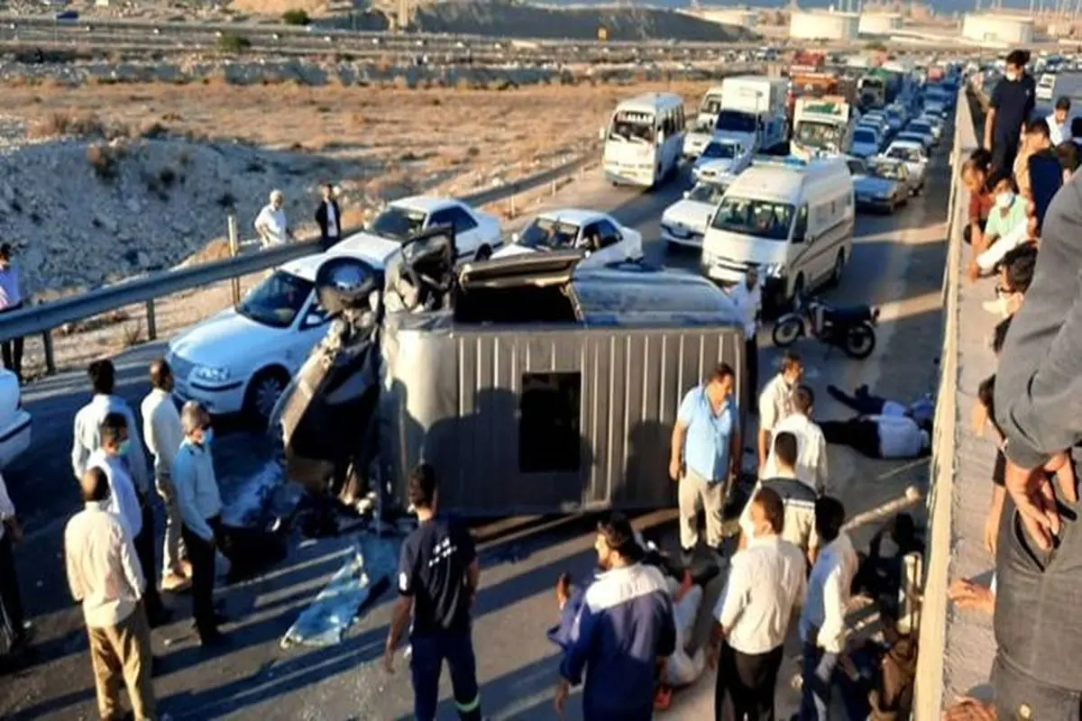 واژگونی مینی‌بوس حامل کارگران با ۸ مصدوم و یک فوتی