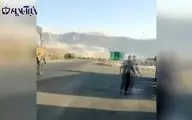 لرزش تریلی‌ها در جاده در حین زلزله ۶/۴ ریشتری بندرعباس