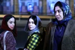 نسیم ادبی و‌ نازنین کریمی برندگان جایزه بازیگری زن از جشنواره هندی