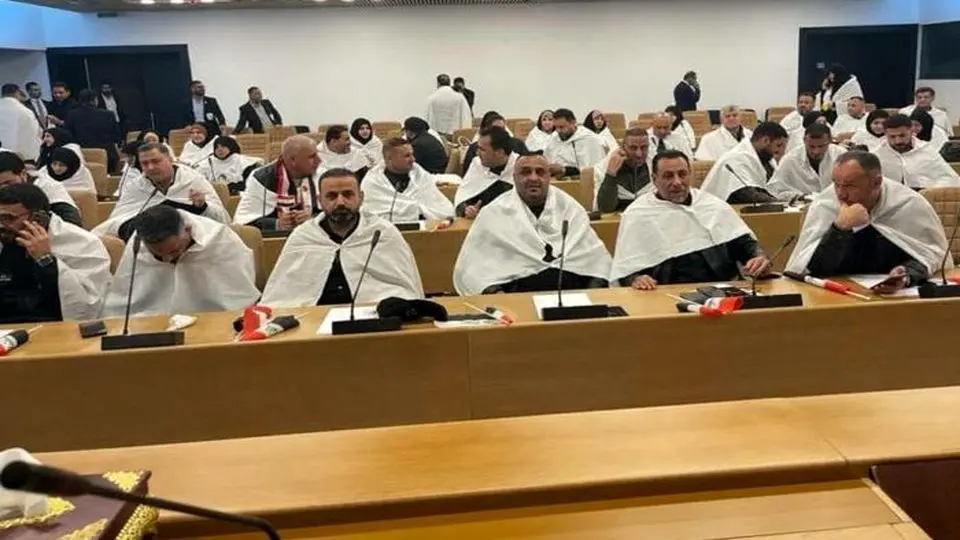 نمایندگان جریان صدر کفن پوش به پارلمان عراق رفتند