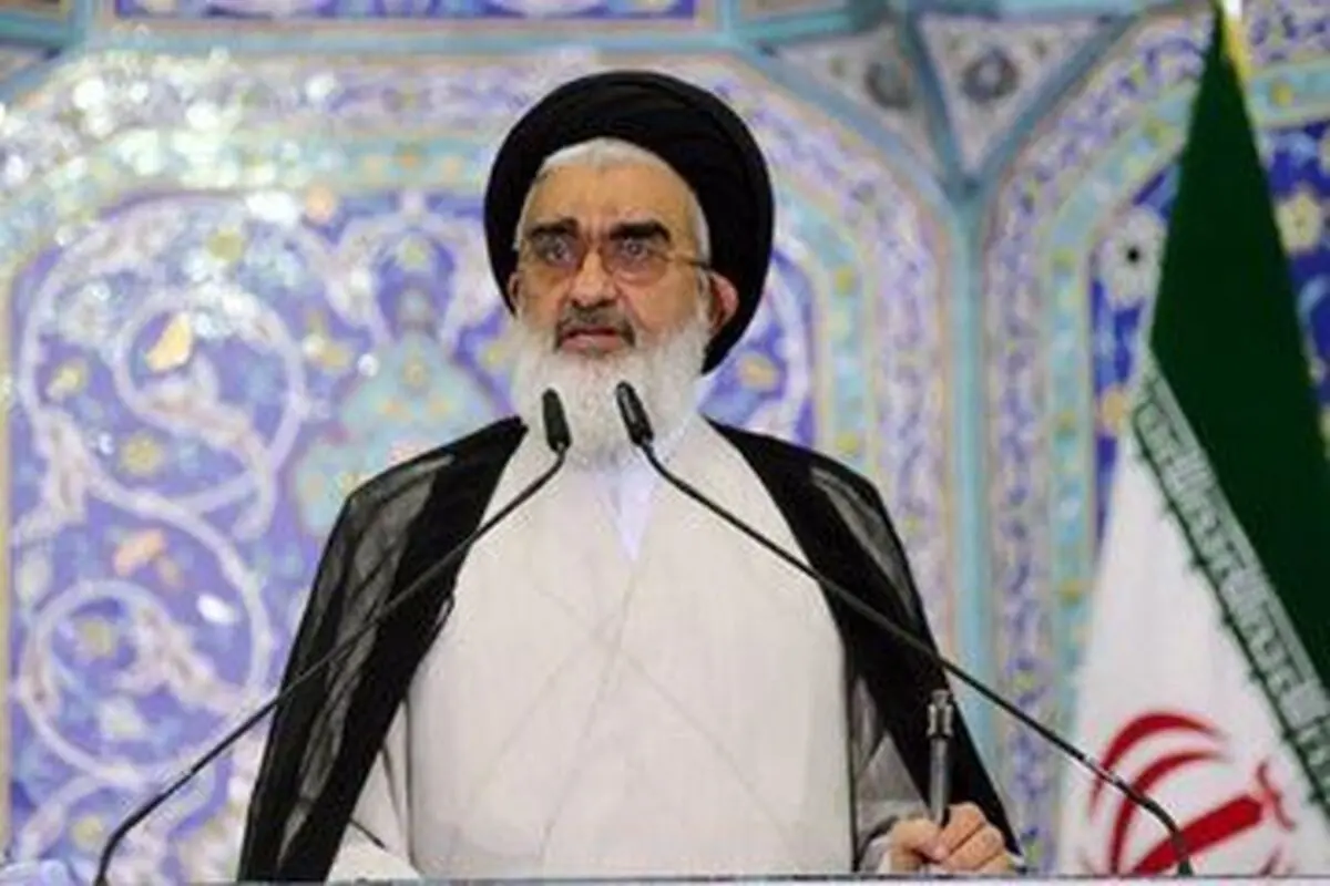 امام جمعه قم: استمرار گرانی مردم را در تامین کالاهای اساسی به رنج انداخته است
