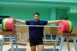 تمرین وزنه بردار ی در پارکینگ خانه