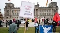 زنجیره انسانی آلمانی‌ها مقابل پارلمان در اعتراض به صادرات تسلیحات