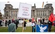 زنجیره انسانی آلمانی‌ها مقابل پارلمان در اعتراض به صادرات تسلیحات