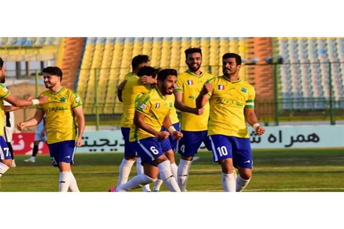 کامبک آبادانی‌ها را صدرنشین کرد