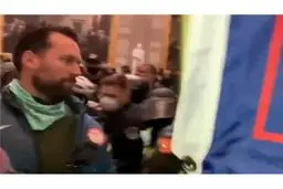 قهرمان شنای المپیک بین شورشی‌های آمریکا بود