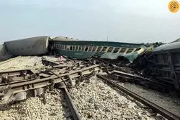 اولین ویدیو از خروج مرگبار قطار از ریل در پاکستان/ ویدئو

