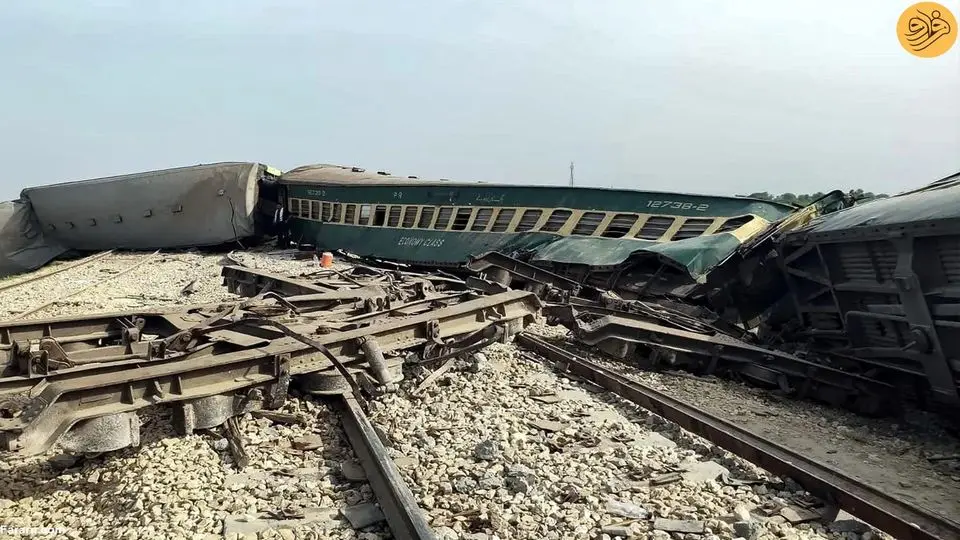 اولین ویدیو از خروج مرگبار قطار از ریل در پاکستان/ ویدئو


