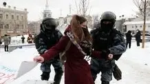 آشوب در روسیه؛ مادر ناوالنی در سرمای منفی 30 درجه به دنبال پیکر پسرش/ ویدئو