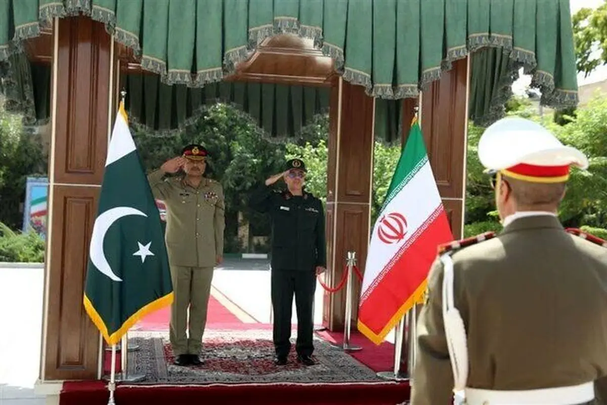 دیدار فرمانده ارتش پاکستان با سرلشکر باقری

