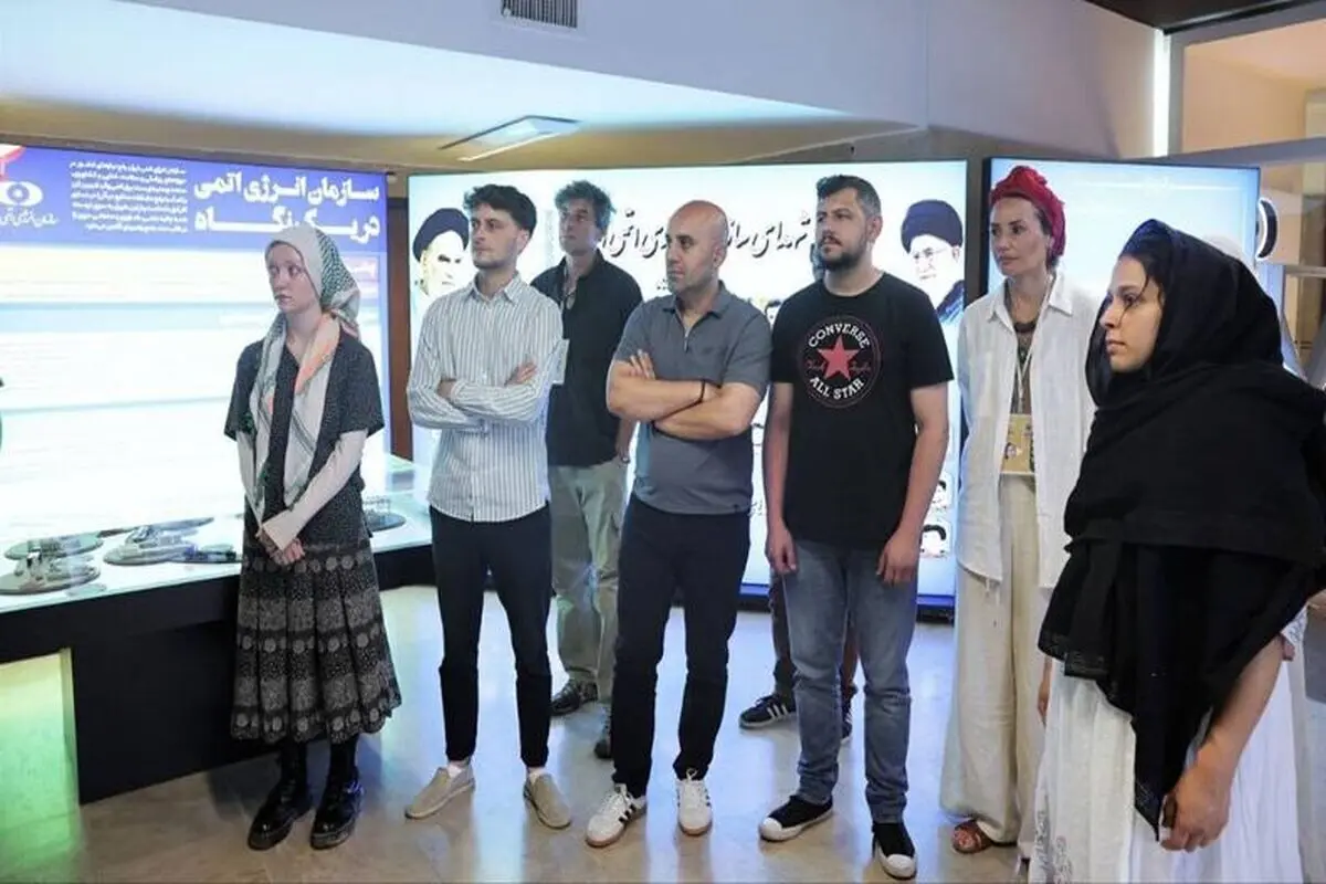 خبرنگاران خارجی از نمایشگاه دستاوردهای صنعت هسته‌ای بازدید کردند