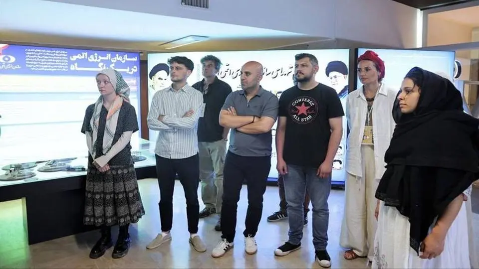 خبرنگاران خارجی از نمایشگاه دستاوردهای صنعت هسته‌ای بازدید کردند