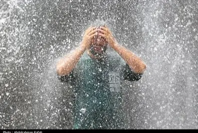 گرمای هوا زیر آبشار گنجنامه همدان
