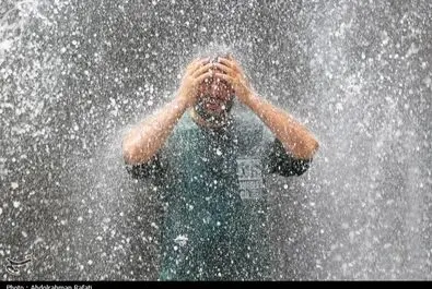 گرمای هوا زیر آبشار گنجنامه همدان