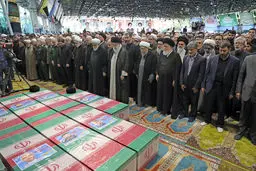نماز و وداع رهبری با ابراهیم رئیسی و همراهانش در دانشگاه تهران/ ویدئو و تصاویر