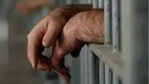مرد بدهکار بالاخره آزاد شد و کودکش را به آغوش کشید