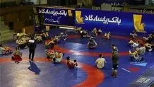 آزاد و فرنگی‌کاران همزمان به خانه کشتی نمی‌آیند