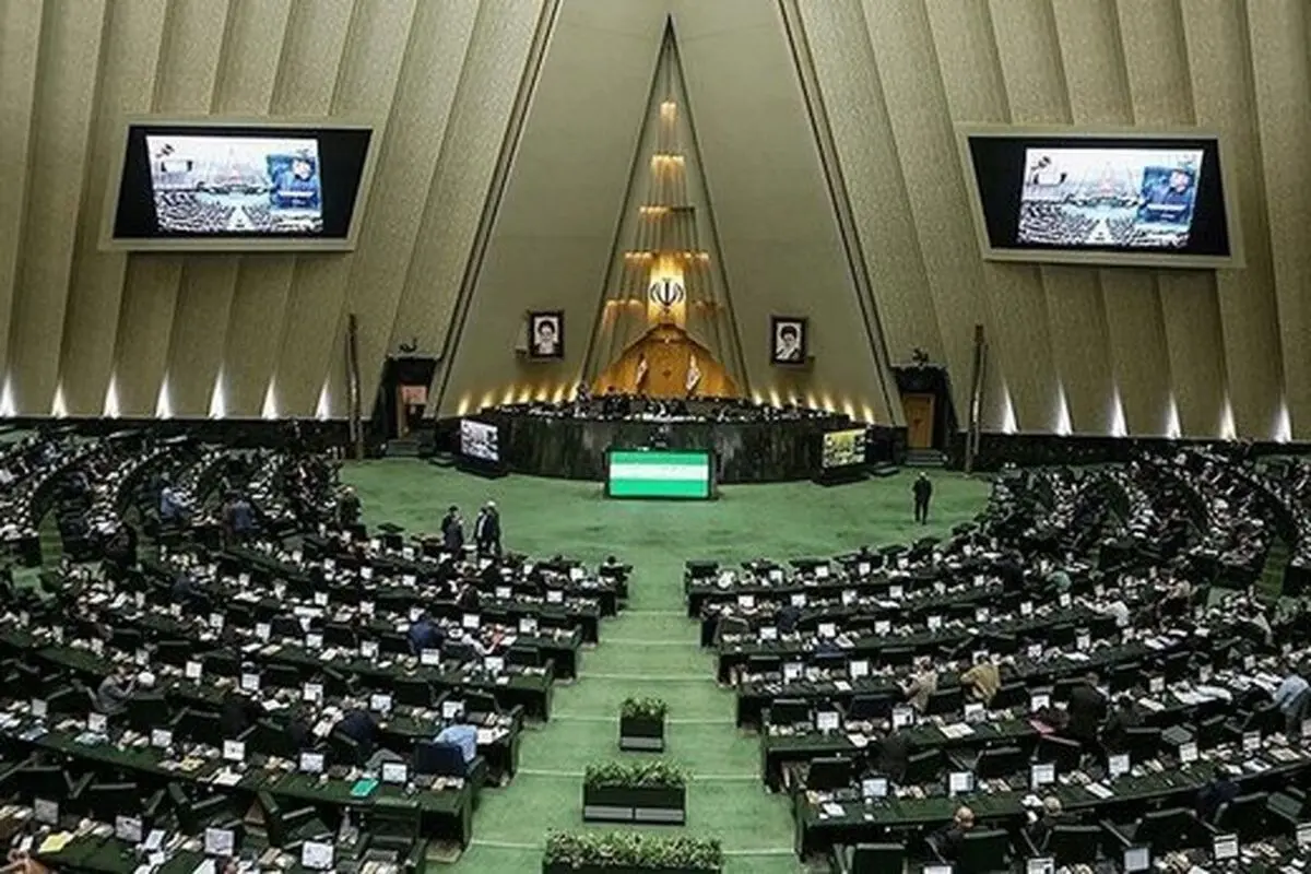 پوشش عجیب یک نماینده مجلس که مدعی ترور بیولوژیک بود