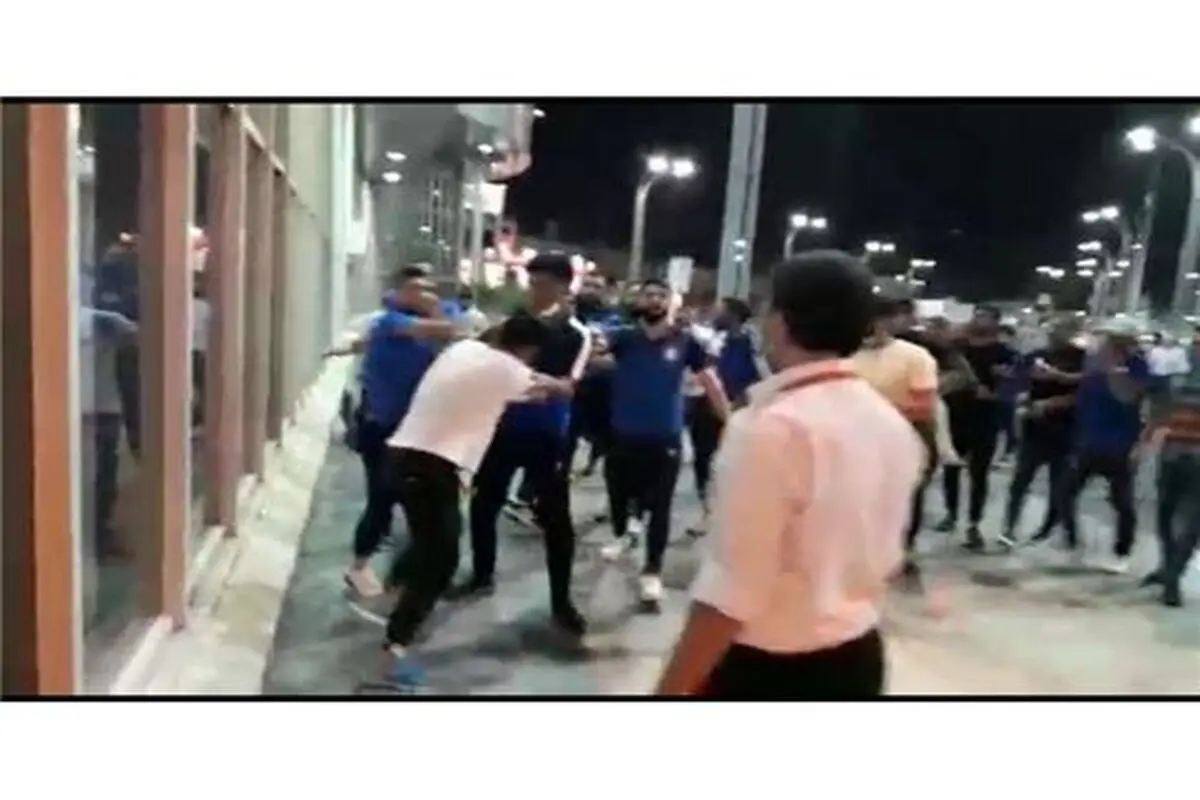 نزاع شدید هواداران و بازیکنان استقلال در مهرآباد!