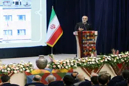 دکور جایگاه سخنرانی پزشکیان در چهارمحال و بختیاری با صنایع دستی + عکس