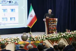 دکور جایگاه سخنرانی پزشکیان در چهارمحال و بختیاری با صنایع دستی + عکس