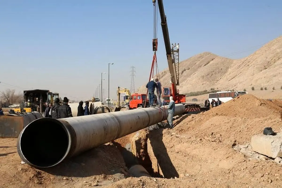 عملیات جابجایی خط هزار  آبرسانی نجف‌آباد به اصفهان در کمربند شمالی نجف‌آباد 
