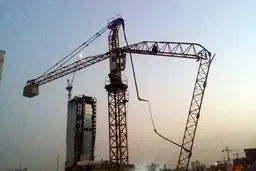 اولین تصاویر از سقوط وحشتناک جرثقیل در محوطه ساختمانی چیتگر/ ویدئو

