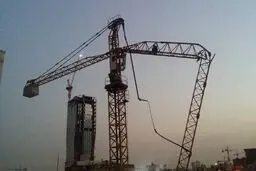 اولین تصاویر از سقوط وحشتناک جرثقیل در محوطه ساختمانی چیتگر/ ویدئو

