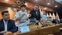 پسران هندبال مالدیو را گلباران کردند