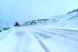 برف و کولاک گردنه‌های «شاه ولایت» و «آقا گُل» در بویین میاندشت را مسدود کرد