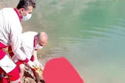 رقصان در رودخانه، دست‌بسته دهان‌بسته