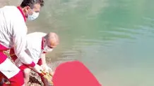 رقصان در رودخانه، دست‌بسته دهان‌بسته