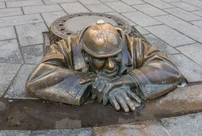 مجسمه «چومیل» یا «مرد در حال کار» در براستیلاو، پایتخت اسلواکی