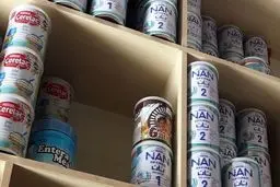 انجمن داروسازان: دود افزایش قیمت شیرخشک به چشم داروخانه‌ها می‌رود
