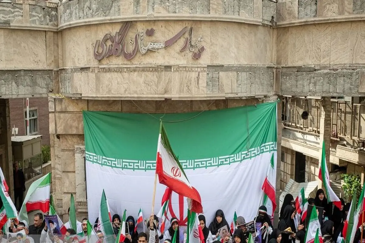 تصاویری که ایسنا از تجمع پزشکان مقابل بیمارستان گاندی تهران منتشر کرد