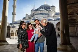 برای سفر نوروزی با خانواده شهر قصه‌ها بهتر است یا ساحل آرامش؟