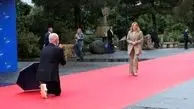 زانوزدن نخست وزیر آلبانی 
