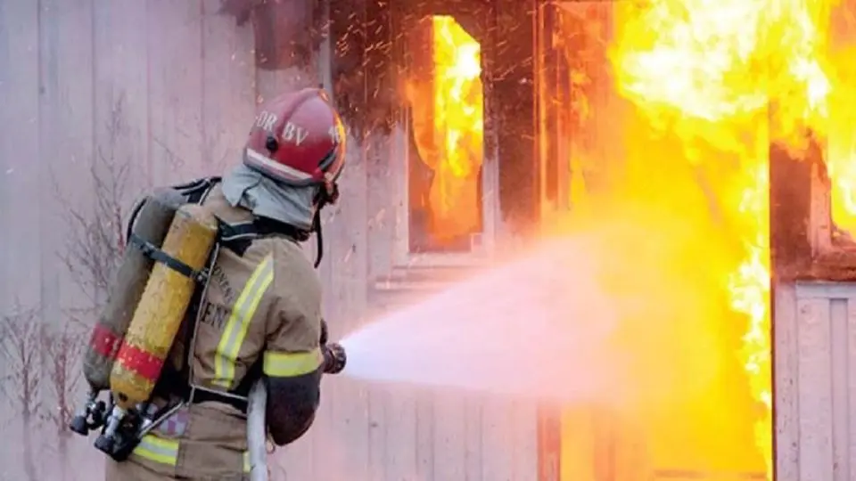 حرکت جنجالی آتش‌نشانی برای خاموش کردن آتش/ ویدئو

