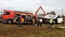 ۲ فوتی و ۲۹ مصدوم درپی واژگونی اتوبوس گردشگری در اتوبان کرج - قزوین