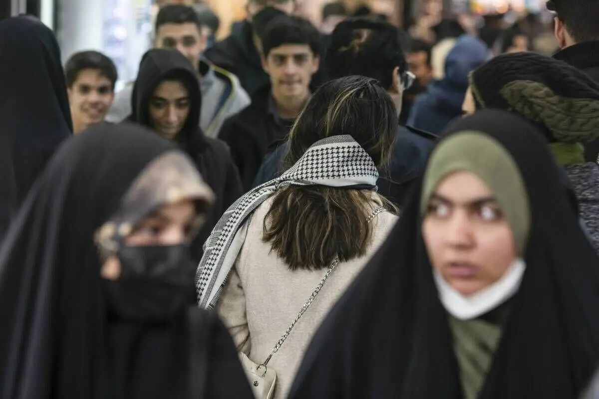 زن، نگاه و بحران سوژگی تأملی اگزیستانسیال در باب حجاب

