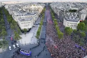 فرانسه خیابان‌ها را به یک جشن ورزشی تبدیل می‌کند