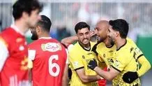 تنها تماشاگر زن مسابقه سپاهان و پرسپولیس روی سکوهای نقش جهان/ عکس