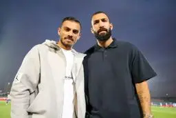 عکس یادگاری دو ستاره مصدوم استقلال کنار زمین
