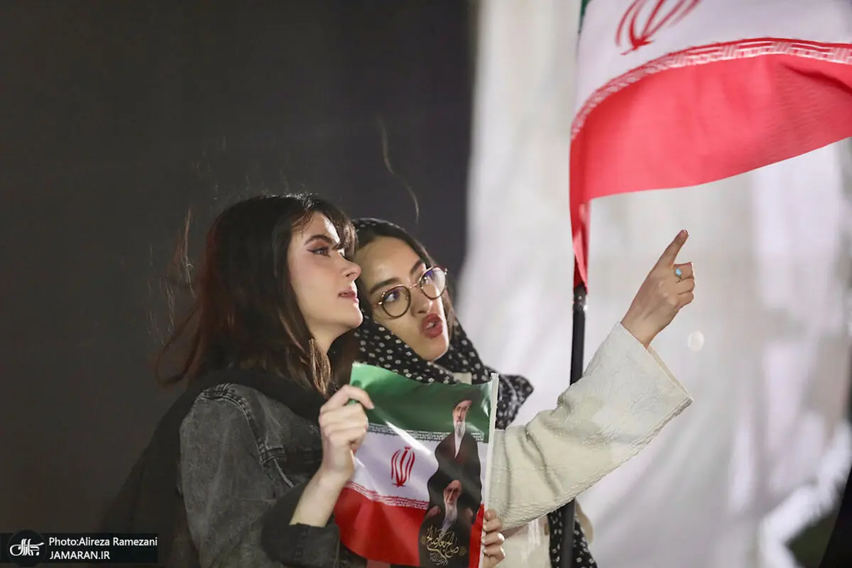 عکسی که جماران از دو دختر در اجتماع دیشب مقابل دانشگاه تهران منتشر کرد