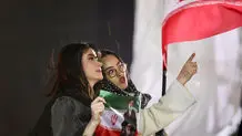 عکسی که جماران از دو دختر در اجتماع دیشب مقابل دانشگاه تهران منتشر کرد