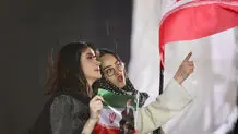 عکسی که جماران از دو دختر در اجتماع دیشب مقابل دانشگاه تهران منتشر کرد