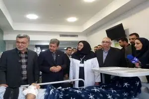 عیادت وزیر بهداشت از مجروحان جنگ در اصفهان