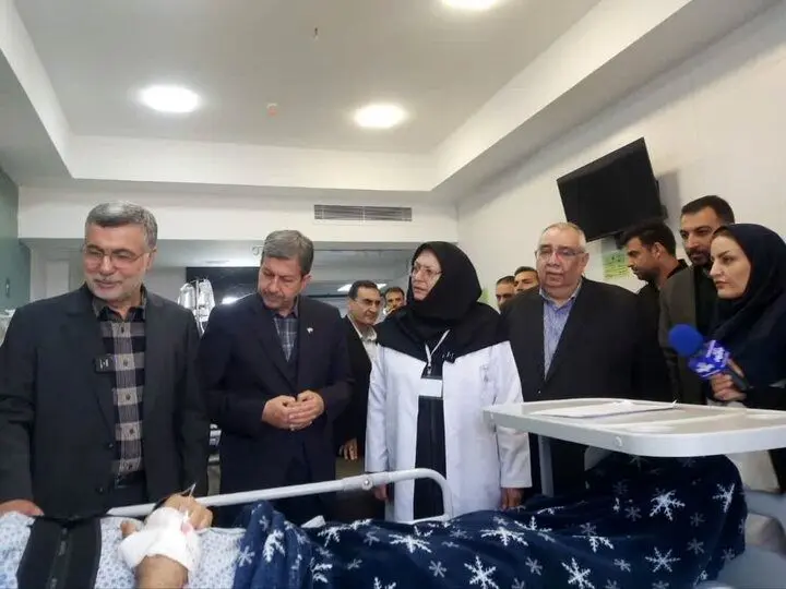 عیادت وزیر بهداشت از مجروحان جنگ در اصفهان