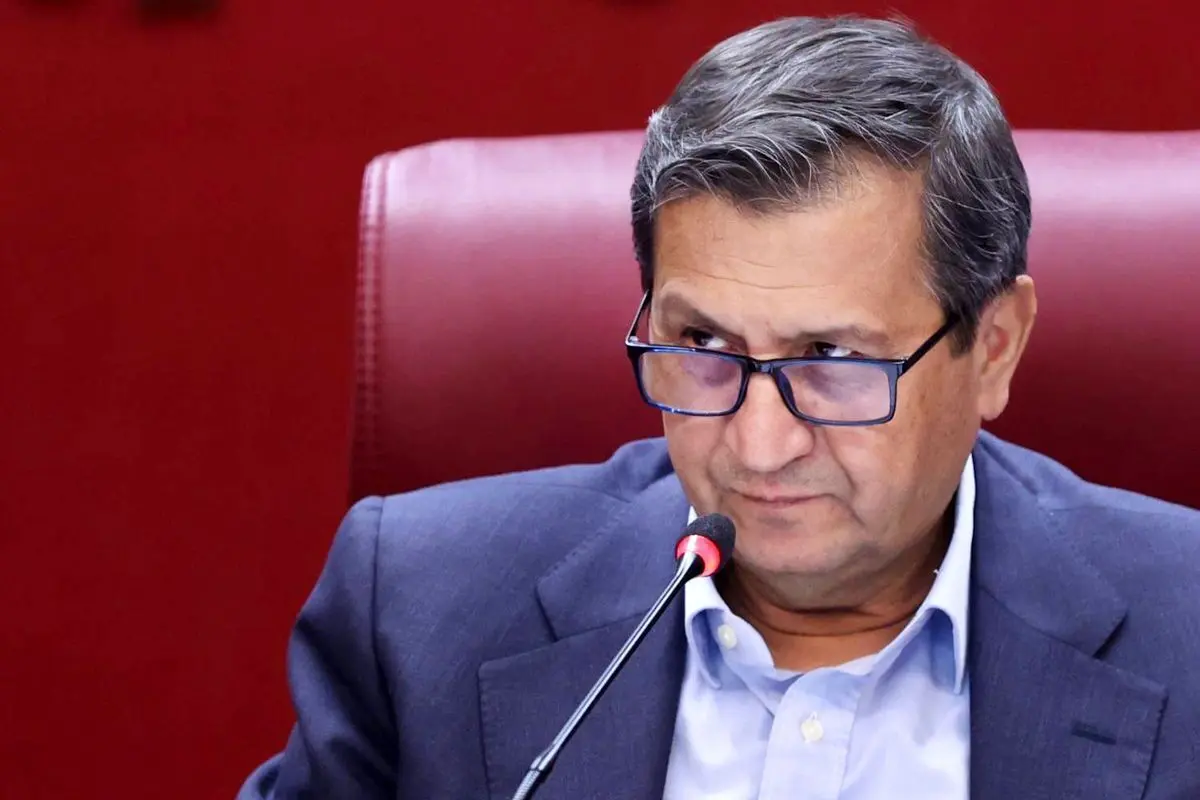 همتی: میانگین نرخ دلار در بازار تجاری بین 120تا 130 هزار تومان بوده است