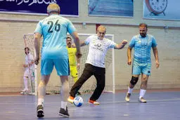 تصویری جالب از بازی پزشکیان در زمین فوتبال